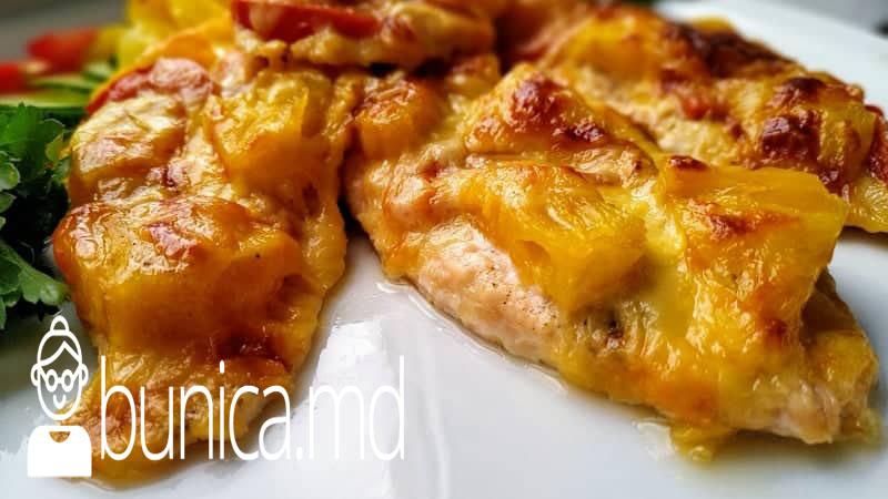 Piept de pui cu ananas și cașcaval la cuptor