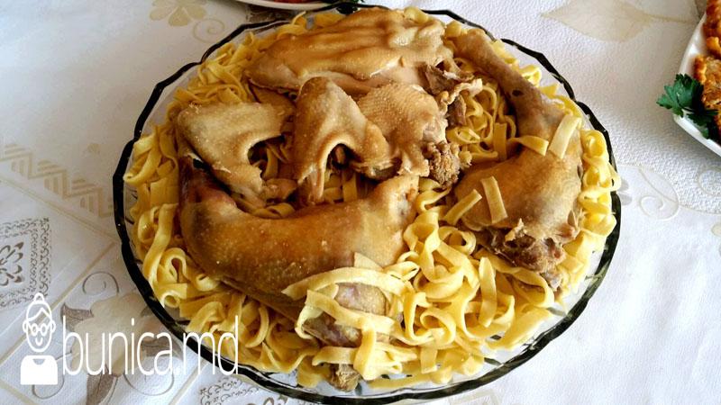 Găină cu tagliatelle de casă