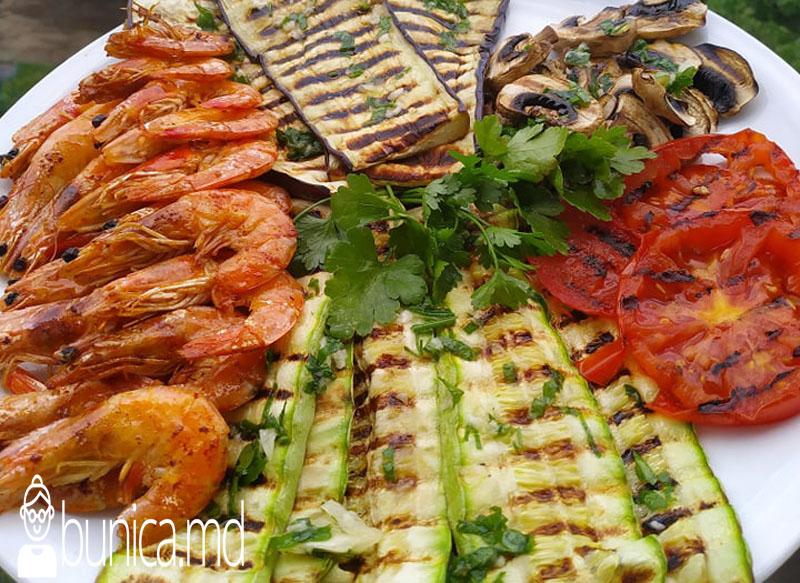 Creveți cu legume pe tigaia grill